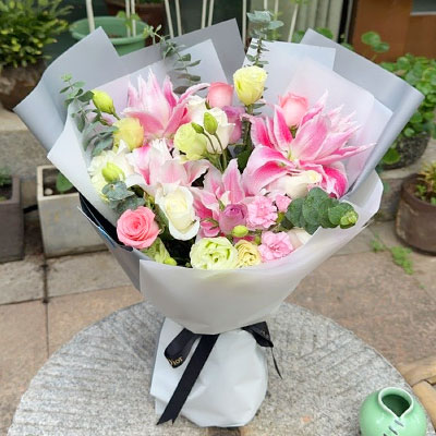 张家口9朵玫瑰混搭百合，爱恋纯真无邪